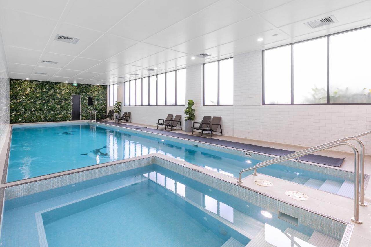 فندق أجنحة ميريتون كاورد ستريت، ماسكوت سيدني المظهر الخارجي الصورة The pool at the hotel