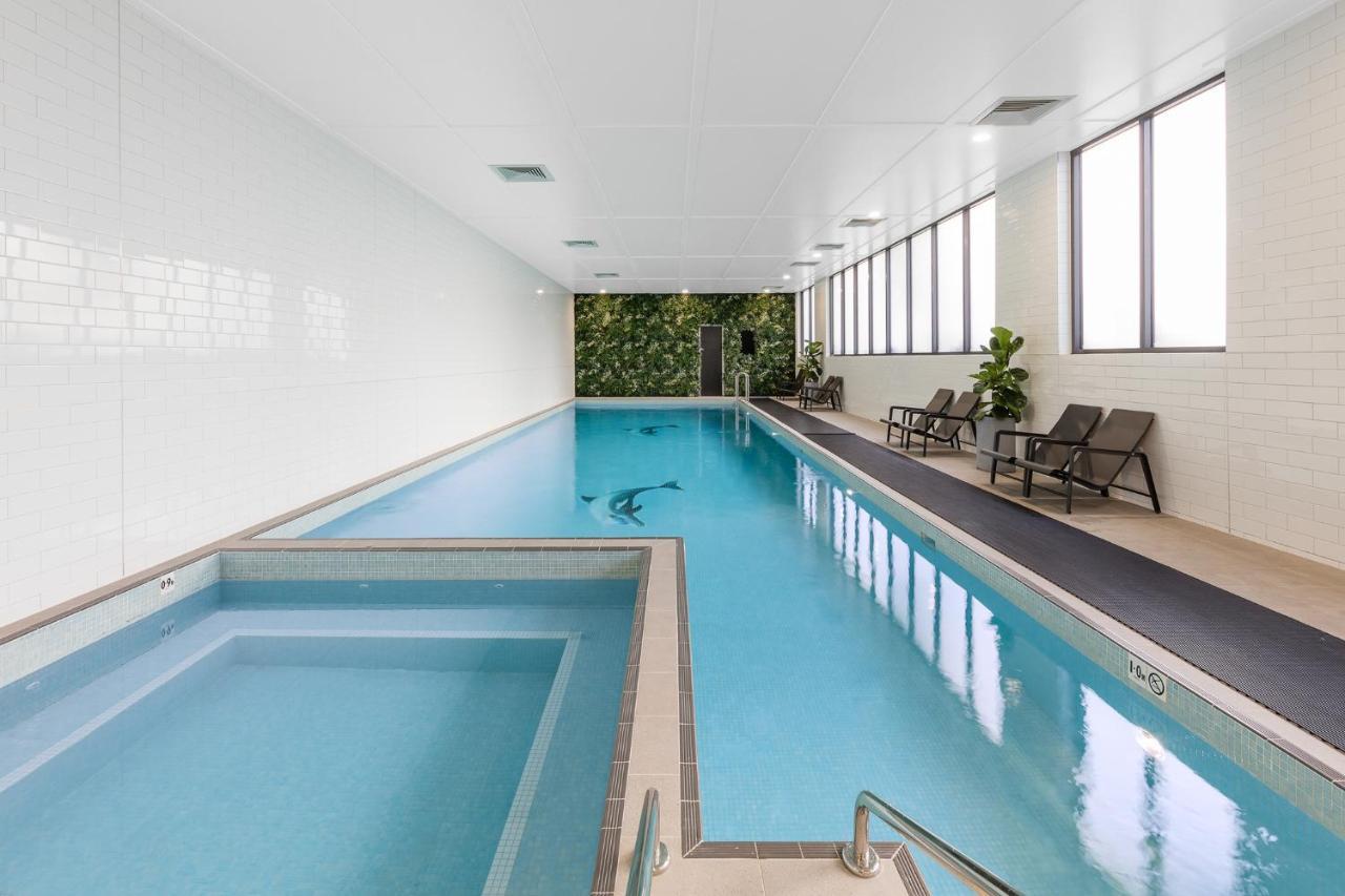 فندق أجنحة ميريتون كاورد ستريت، ماسكوت سيدني المظهر الخارجي الصورة The pool at the hotel