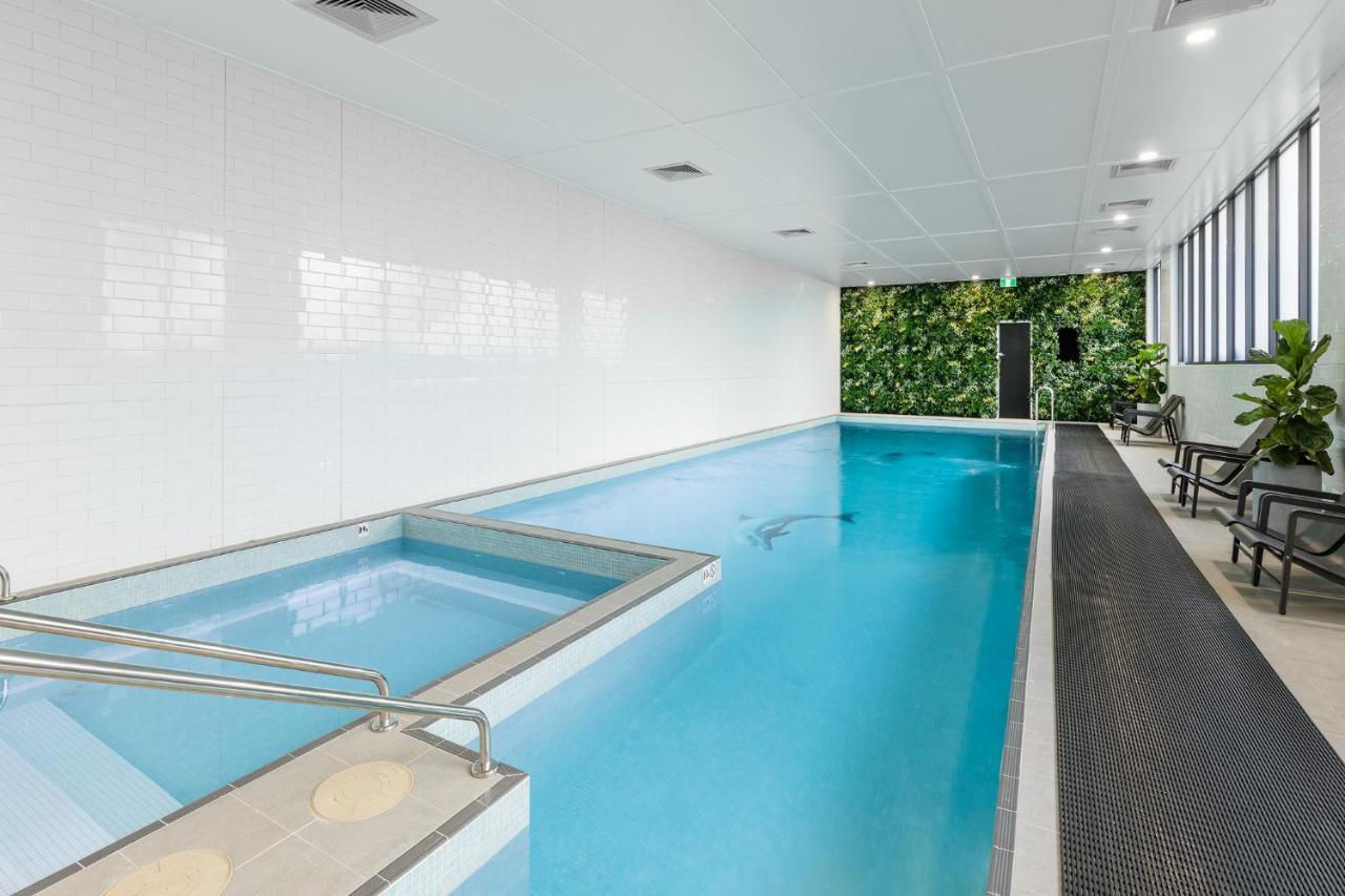 فندق أجنحة ميريتون كاورد ستريت، ماسكوت سيدني المظهر الخارجي الصورة The pool at the hotel